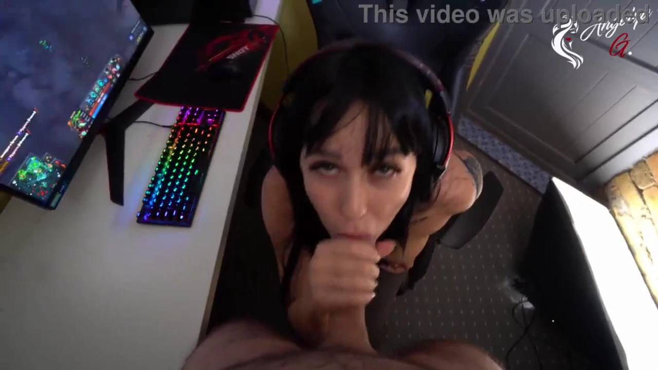 Streamer girl gets her big ass bounced on a computer desk and gives a slobbery blowjob porn video